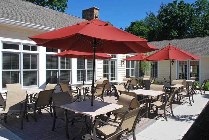 outdoor seating and dining area of Canterbury Village of West Orange