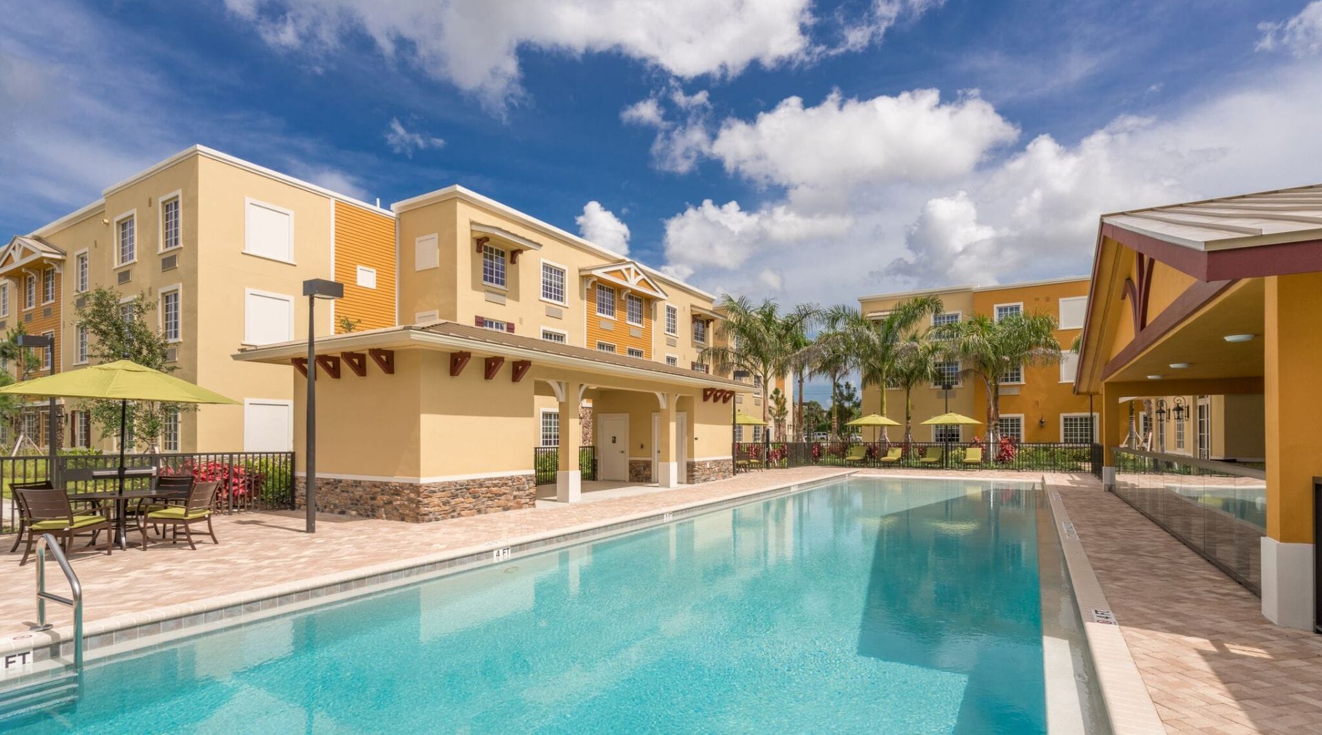 image of pool at Oakmonte Village of Davie