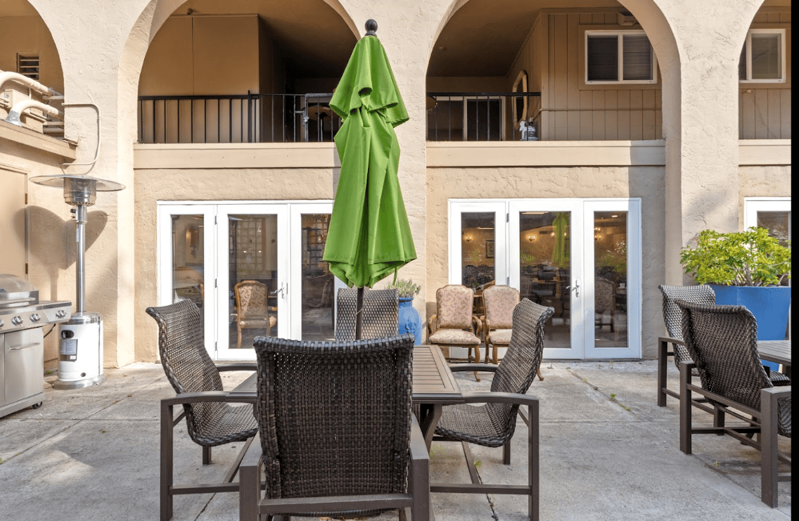 outdoor seating at Serra Highlands Senior Living