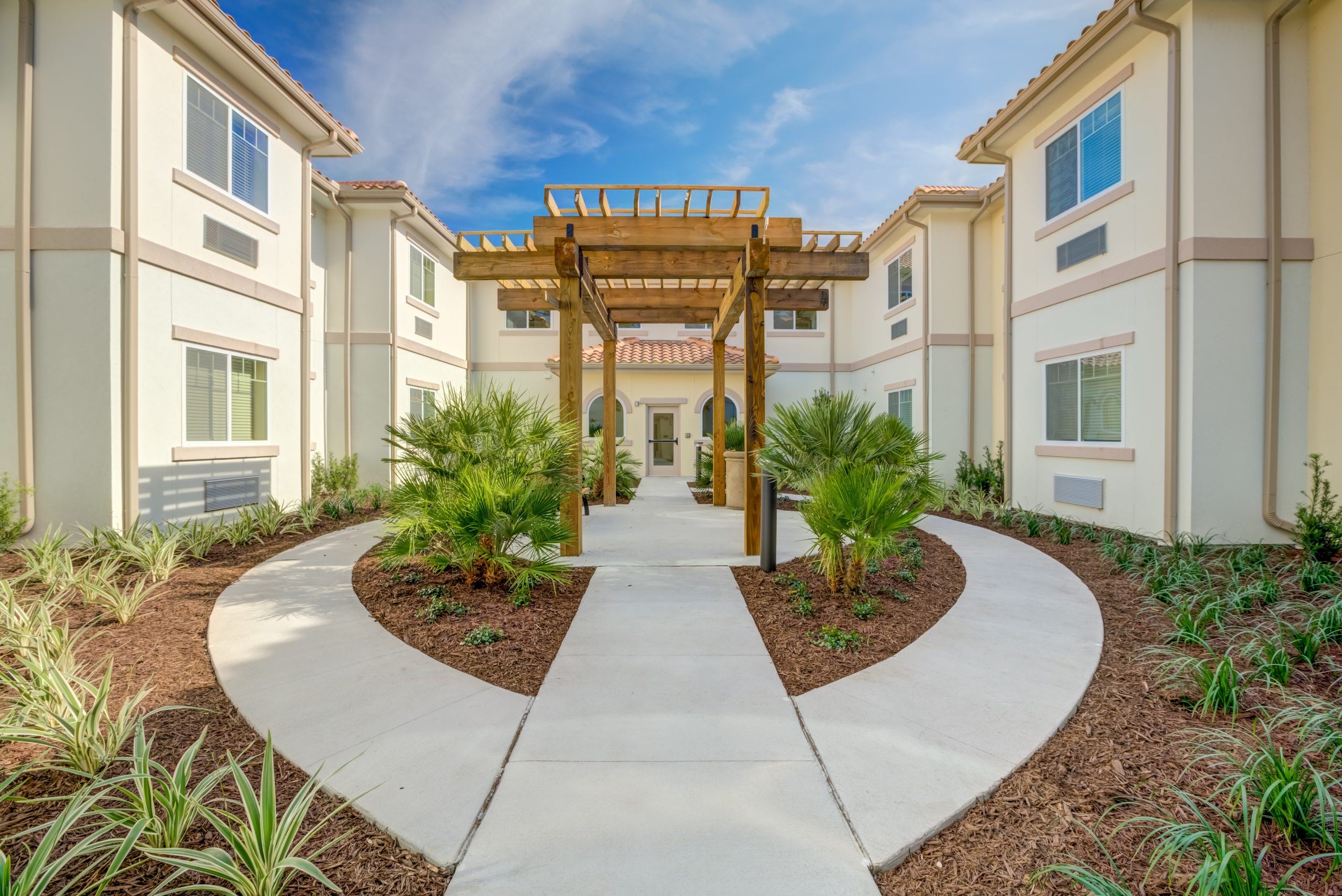image of courtyard at Sunscape Daytona Beach